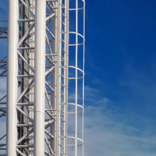 Do fixed ladders need to be tagged?